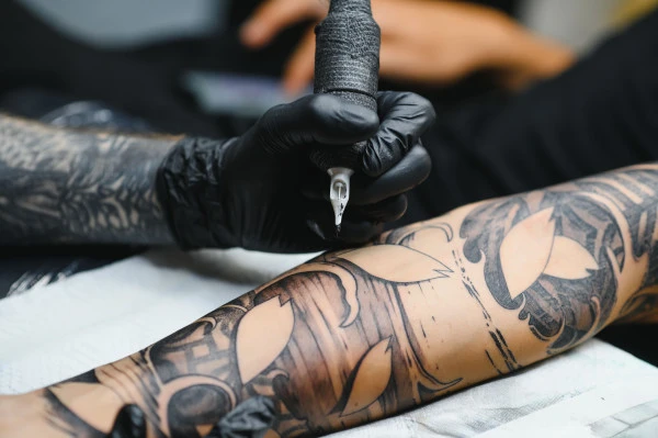 Tatoueur à CANNES